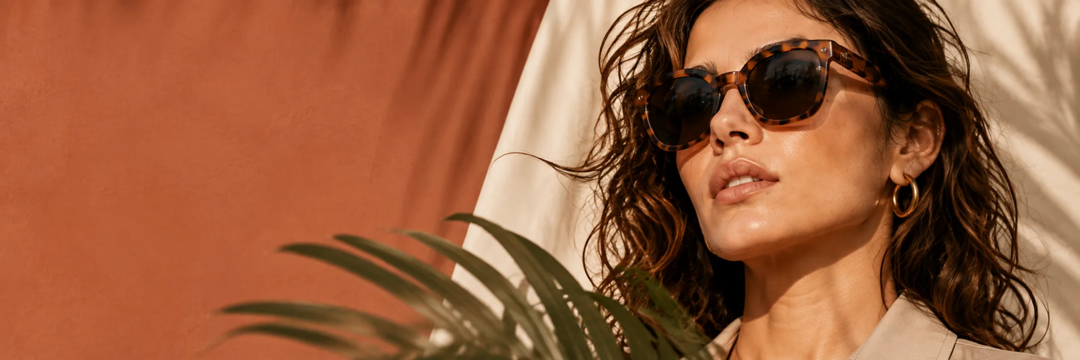Modelo con gafas de sol carey para la colección Allura de SÍLICA
