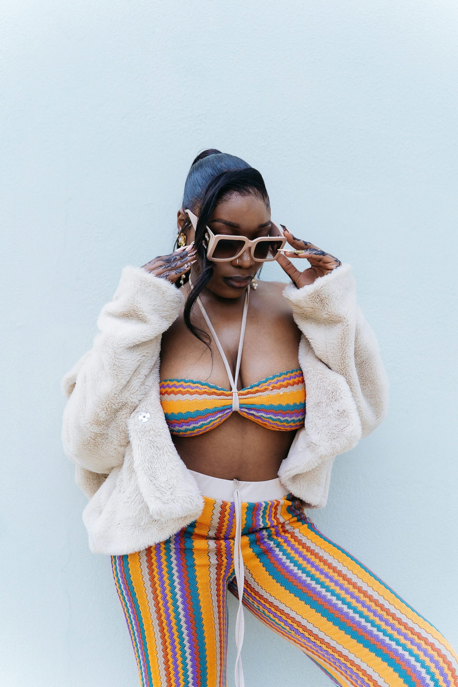 Modelo con gafas SÍLICA en fotografía editorial